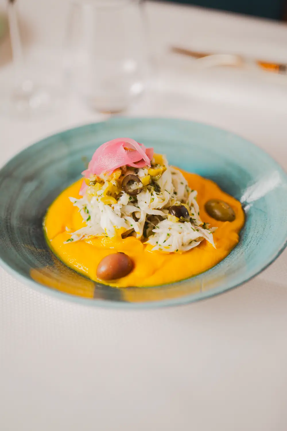 Poisson, crème orangée et légumes de saison
