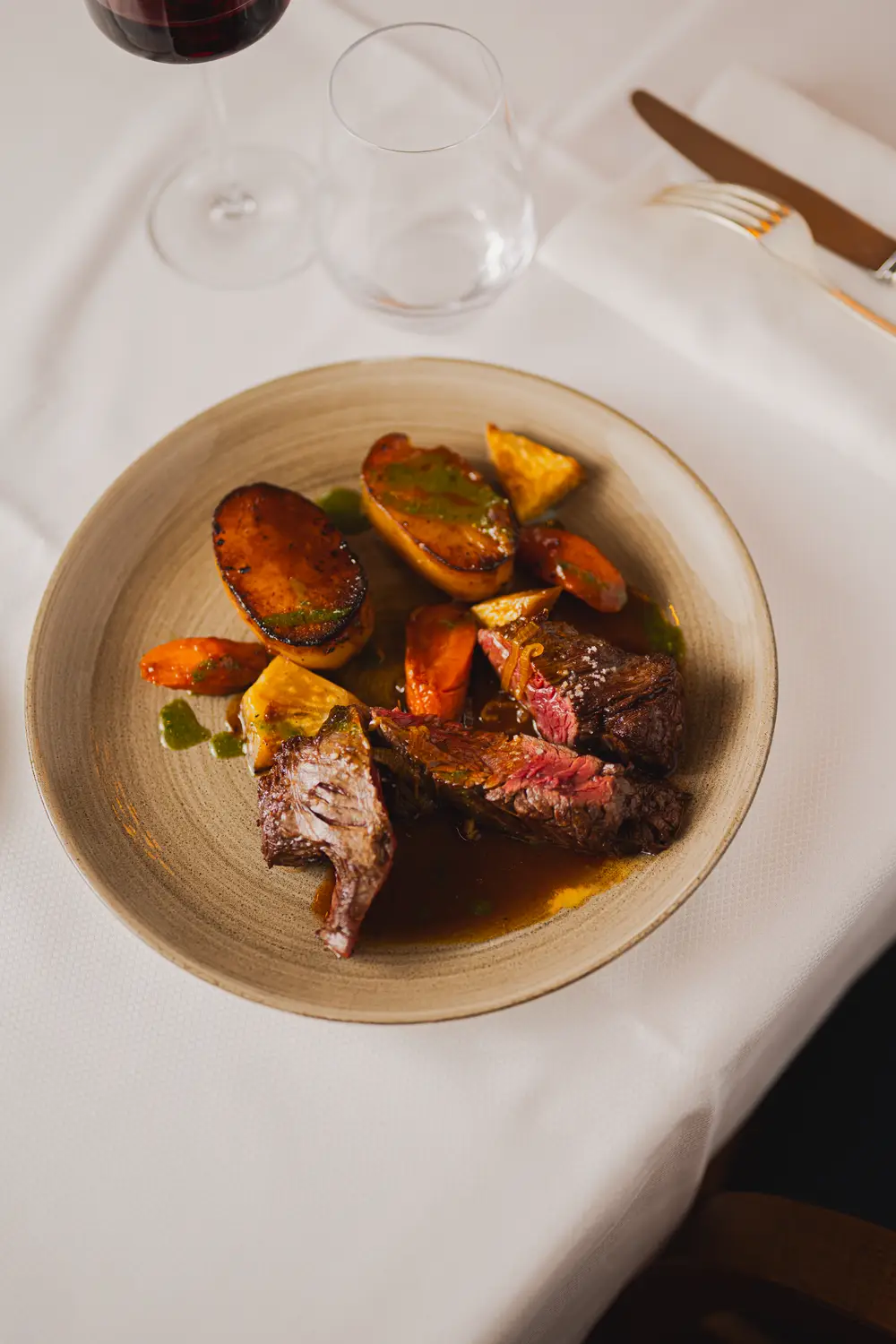 Viande rôtie, légumes glacés et jus, à la carte du Pavillon