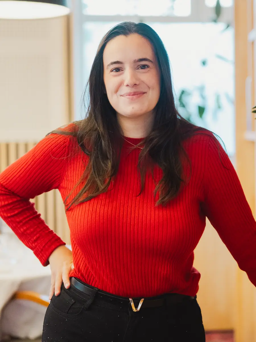 Justine, de l’équipe de salle, en pull rouge